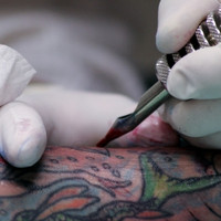 A Customer back being tattooed after he used the TKTX cream